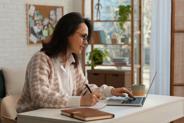 Vrouw Met Moderne Laptop Leren Thuis — Stockfoto