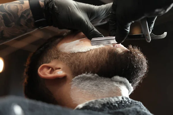 Peluquería Profesional Trabajando Con Cliente Barbudo Barbería Primer Plano — Foto de Stock