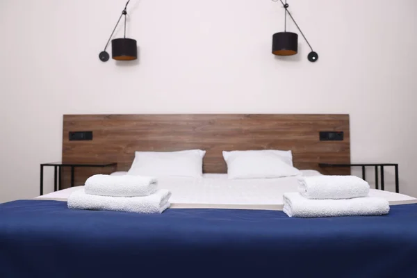 宾馆房间里床上干净的折叠毛巾 — 图库照片