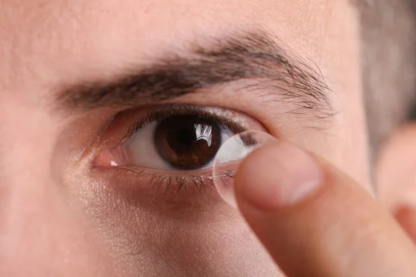 Vista Perto Homem Colocando Lente Contato Seu Olho — Fotografia de Stock