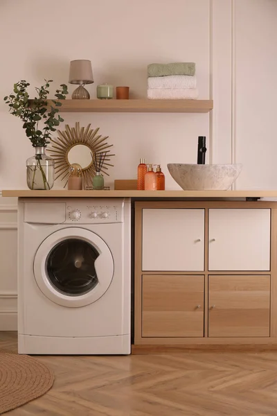 Tvättstuga Interiör Med Modern Tvättmaskin Och Elegant Diskbänk Bänkskivan — Stockfoto