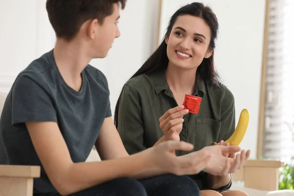 Mother Talking Her Teenage Son Contraception Home Sex Education Concept — Fotografia de Stock