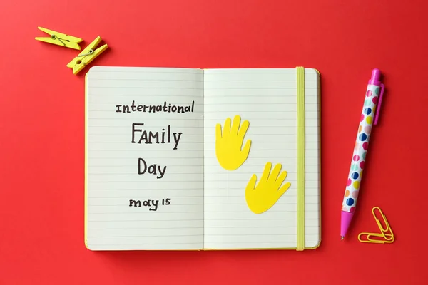 5月15日国际家庭日和红色背景文具的笔记本 — 图库照片