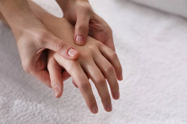 Mulher Recebendo Massagem Nas Mãos Toalha Macia Close — Fotografia de Stock