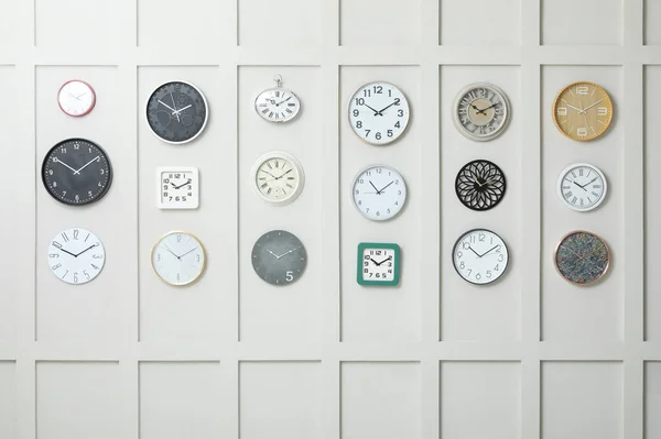 Muchos Relojes Diferentes Que Cuelgan Pared Blanca — Foto de Stock