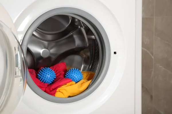 Çamaşır Makinesinde Mavi Kurutucu Topları Giysiler — Stok fotoğraf