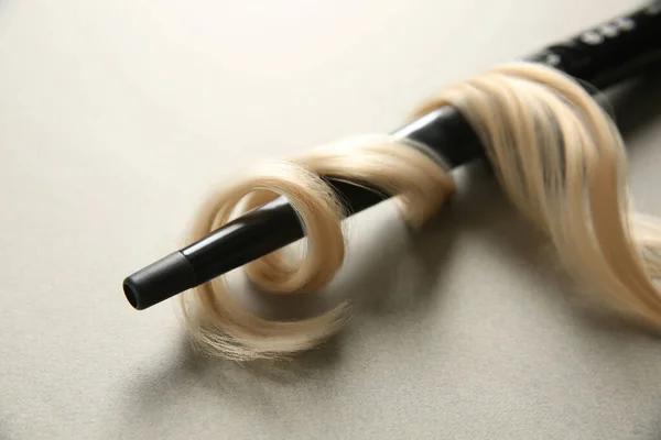 Modern Clipless Curling Iron Blonde Hair Lock Grey Background Closeup —  Fotos de Stock