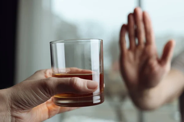 Mann Weigert Sich Whisky Geschlossenen Räumen Trinken Nahaufnahme Behandlung Von — Stockfoto