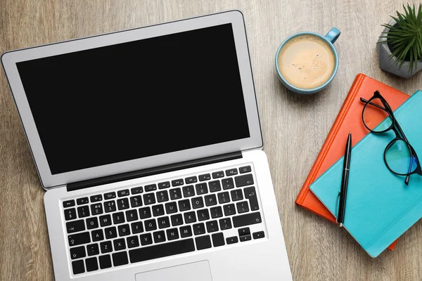 现代笔记本电脑 一杯咖啡和办公室文具放在木制桌子上 远程学习 — 图库照片