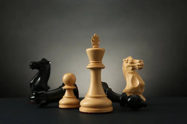 Různé Dřevěné Šachové Figurky Tmavém Pozadí — Stock fotografie