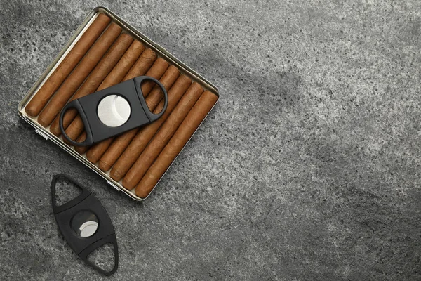 Purolar ve giyotin makası gri masada, düz yerde. Metin için boşluk