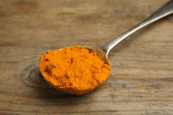 Tahta masada safran tozlu kaşık, yakın plan.