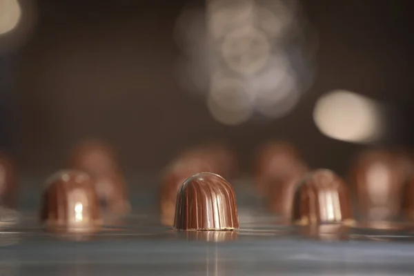 Viele Leckere Schokoladenbonbons Fließband Nahaufnahme — Stockfoto