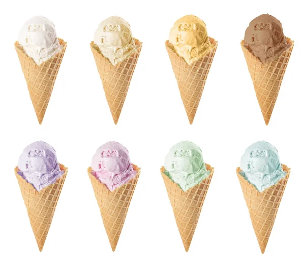 在白色背景的晶圆锥中加入不同口味的冰淇淋 — 图库照片