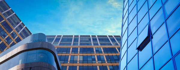 Güneşli bir günde güzel binaların alçak açılı manzarası. Pankart tasarımı