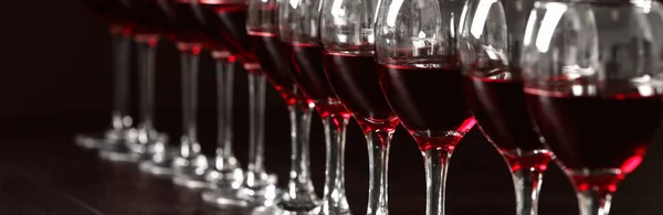 Okulary Smacznym Czerwonym Winem Widok Bliska Projekt Banera — Zdjęcie stockowe