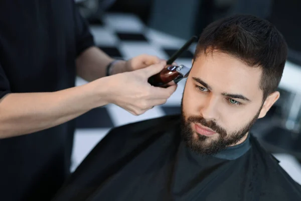 Cabeleireiro Profissional Trabalhando Com Cliente Barbearia — Fotografia de Stock