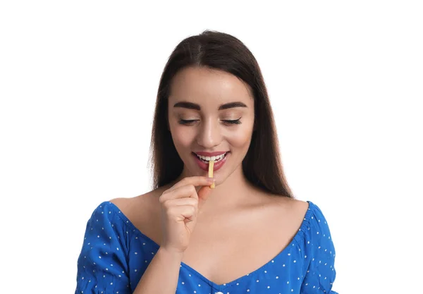 Hermosa Joven Comiendo Papas Fritas Sobre Fondo Blanco — Foto de Stock