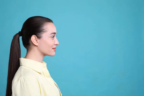 Açık Mavi Arka Planda Genç Bir Kadının Profil Portresi Metin — Stok fotoğraf