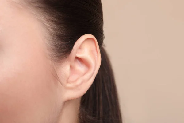 Mujer Sobre Fondo Beige Primer Plano Oreja Espacio Para Texto — Foto de Stock