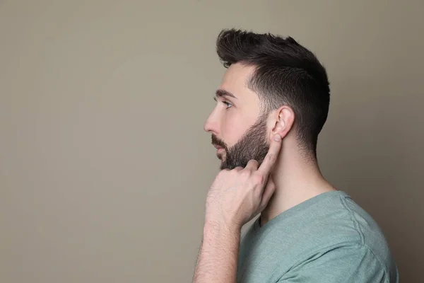 Man Pointing His Ear Grey Background Space Text — Stock Photo, Image