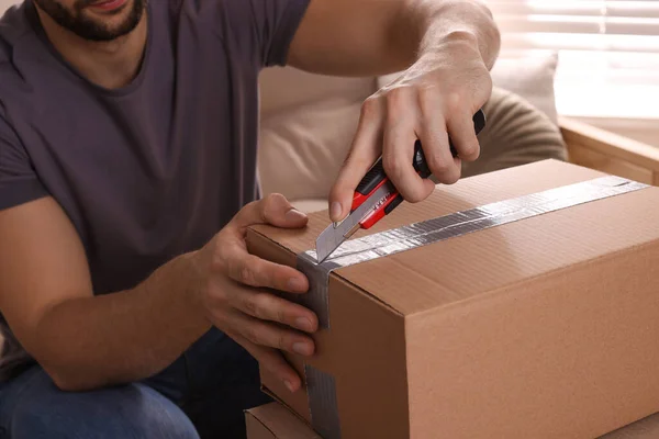 Hombre Usando Cuchillo Utilidad Para Abrir Paquete Casa Primer Plano — Foto de Stock