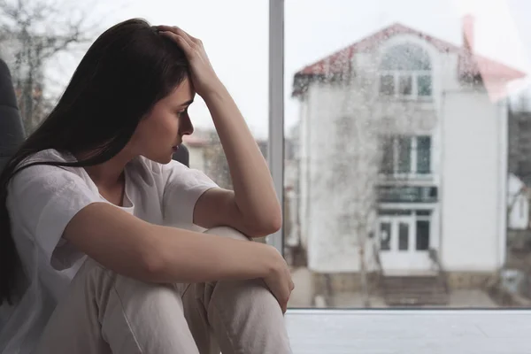 Melancholische Junge Frau Fenster Raum Für Text Konzept Der Einsamkeit — Stockfoto