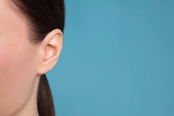 Woman Light Blue Background Closeup Ear Space Text — Fotografia de Stock