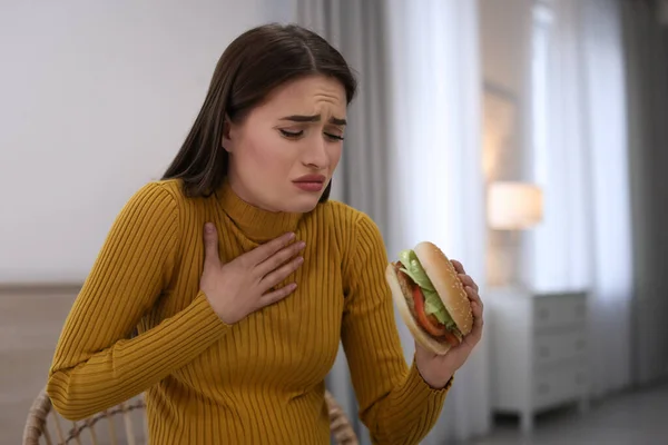 Young Woman Suffering Nausea While Eating Burger Home — Fotografia de Stock