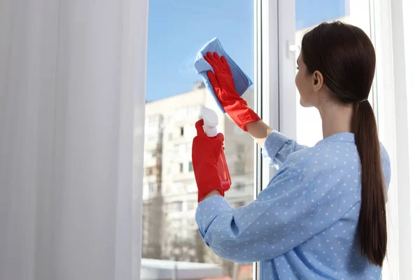 Jovem Mulher Limpeza Janela Vidro Com Pano Detergente Casa Vista — Fotografia de Stock