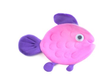 Oyun hamurundan yapılmış renkli balıklar beyaz, üst görünümde izole edilmiş.