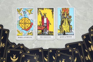 Tarot kartları gri masada, düz yatıyordu.