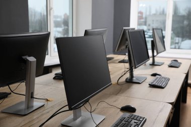 Açık uzay ofisindeki birçok modern bilgisayar