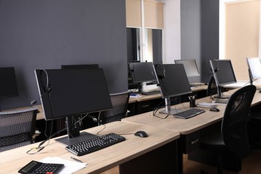 Ofisteki ahşap masada kulaklıklı modern bilgisayarlar. Yardım hattı servisi