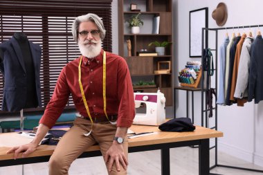 Atölyede mezurası, metin için yeri olan profesyonel bir terzi