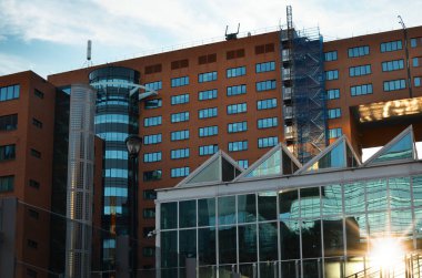 Gökyüzüne karşı modern binalar, alçak açı görünümü