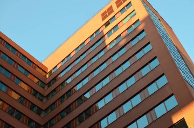 Mavi gökyüzüne karşı modern bina, düşük açı görünümü