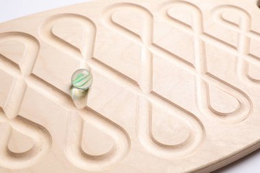 Tahta labirent denge tahtası beyaz arka planda, yakın plan. Montessori oyuncağı