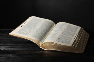 Siyah ahşap masada İncil 'i açın. Hıristiyan dini kitabı