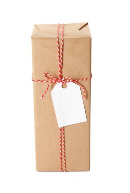 Kraft kağıdına sarılı hediye kutusu beyaz üzerine yay ve etiket ile izole