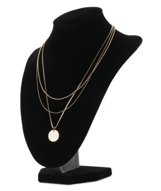 Beyaz arka planda mücevher büstü üzerine şık altın kolye