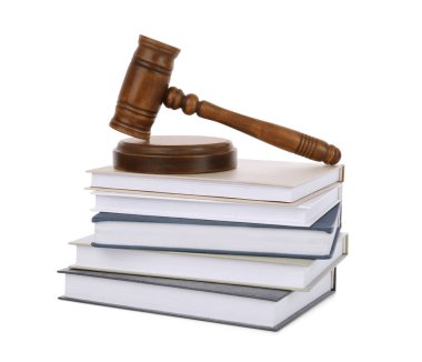 Tahta tokmak ve beyaz arkaplan üzerine kitap yığını