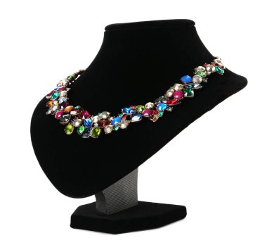 Mücevher baskınında beyaz arka planda değerli taşlar olan şık bir kolye.