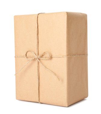 Kraft kağıdı ve sicimle sarılı paket beyaz üzerine izole edildi