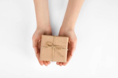 Beyaz arka plan, üst görünüm üzerine Kraft kağıdına sarılı paketleri tutan kadın