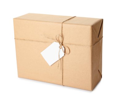 Kraft kağıdına sarılı hediye kutusu beyaz üzerine yay ve etiket ile izole