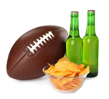 Amerikan futbol topu, bira ve patates kızartması beyaz arka planda