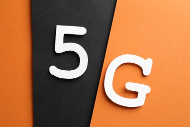 İnternet konsepti. 5G renk arkaplanı, düz yatar
