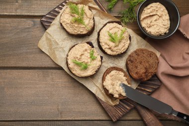 Tahta masada lezzetli ezmeli dilimler, düz uzanmış.
