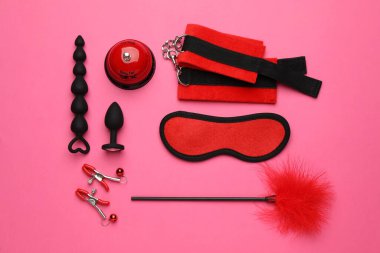 Pembe arka planda seks oyuncakları ve aksesuarlar.